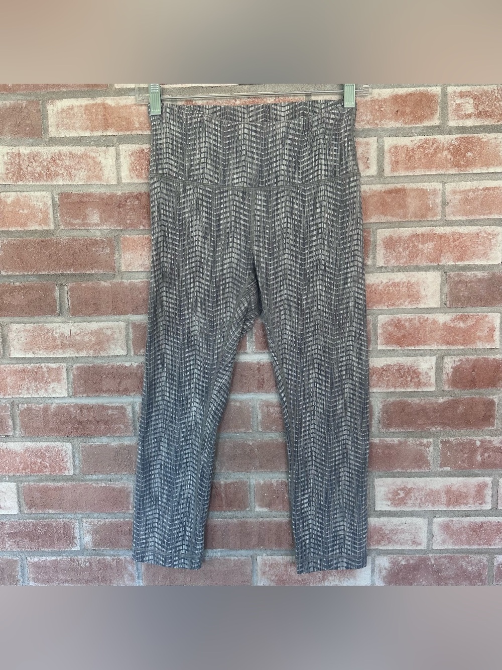 Lululemon Wunder Under Cropped Gray Textured Leggings Women’s 6 Workout Athletic